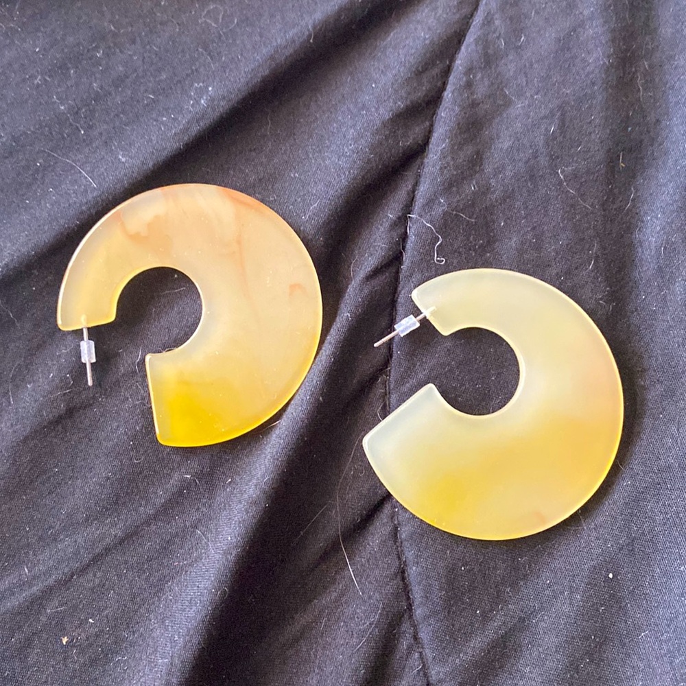Acrylic c-shaped post earrings